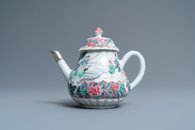 Een Chinese famille rose theepot met vissers, Yongzheng