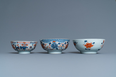 Trois bols en porcelaine de Chine de style Imari, Kangxi/Qianlong