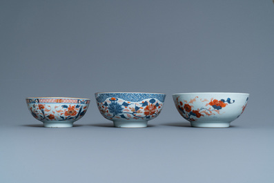Trois bols en porcelaine de Chine de style Imari, Kangxi/Qianlong