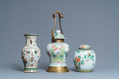 Twee Chinese famille verte vazen en een als lamp omgevormde famille rose vaas, 19e eeuw