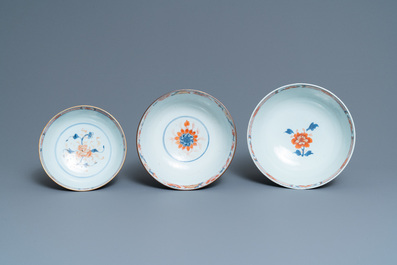 Trois bols en porcelaine de Chine de style Imari, Kangxi/Qianlong