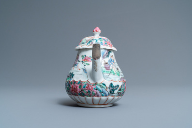 Een Chinese famille rose theepot met vissers, Yongzheng