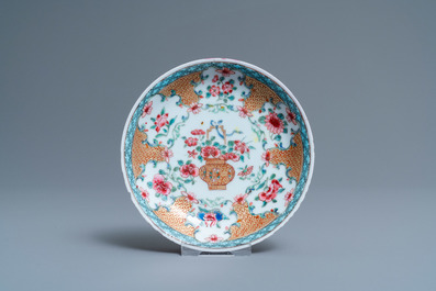 Drie stukken Chinees famille rose 'ruby ground' en 'ruby back' porselein, Yongzheng