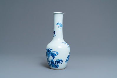 Een Chinese blauw-witte vaas met go-spelers, 19/20e eeuw