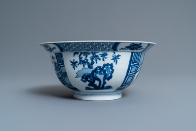 Een Chinese blauw-witte 'klapmuts' kom, Kangxi merk en periode
