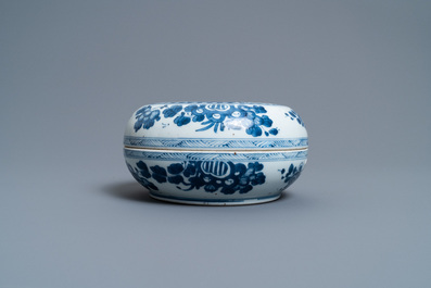 A Chinese blue and white box and cover, Kangxi