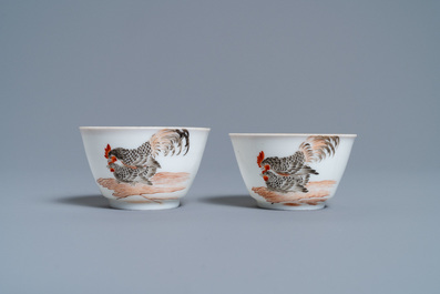 Een paar Chinese grisaille koppen en schotels met een haan en een hen, Yongzheng