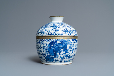 Een Chinese blauw-witte dekselkom met boeddhistische leeuwen, 19e eeuw