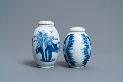 Twee Chinese blauw-witte theebussen met deksels, Kangxi