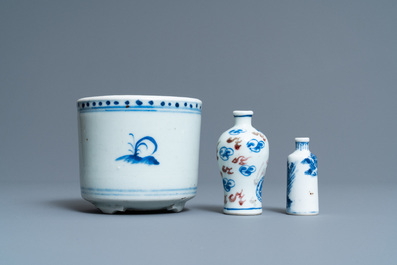 A pair of Chinese blue and white dishes, a brush pot and two snuff bottles, 18/19th C.