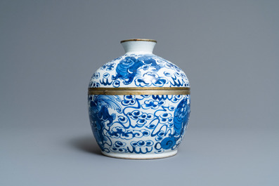 Een Chinese blauw-witte dekselkom met boeddhistische leeuwen, 19e eeuw