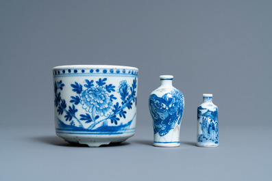 A pair of Chinese blue and white dishes, a brush pot and two snuff bottles, 18/19th C.