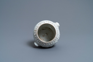 Un pot en porcelaine blanc de Chine &agrave; d&eacute;cor de fleurs de prunus en relief, 18/19&egrave;me