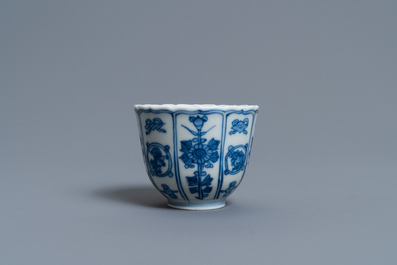 Een Chinese blauw-witte 'Bajixiang' wijnkop, Kangxi