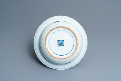 Een zeldzame Chinese blauw-witte scheepsterrine, Qianlong