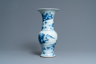Un vase de forme 'yenyen' en porcelaine de Chine en bleu et blanc, Kangxi