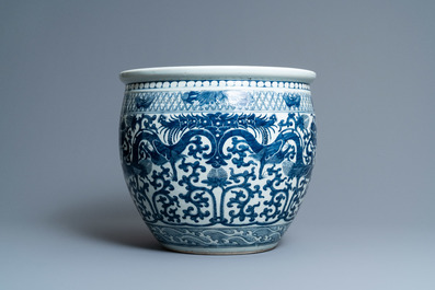 Un aquarium en porcelaine de Chine en bleu et blanc, 19&egrave;me