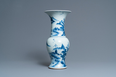 Un vase de forme 'yenyen' en porcelaine de Chine en bleu et blanc, Kangxi