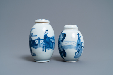 Twee Chinese blauw-witte theebussen met deksels, Kangxi