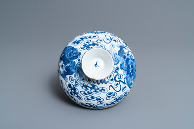 Een Chinese blauw-witte dekselkom met boeddhistische leeuwen, 19e eeuw