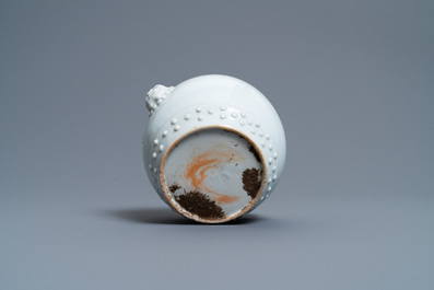 Un pot en porcelaine blanc de Chine &agrave; d&eacute;cor de fleurs de prunus en relief, 18/19&egrave;me