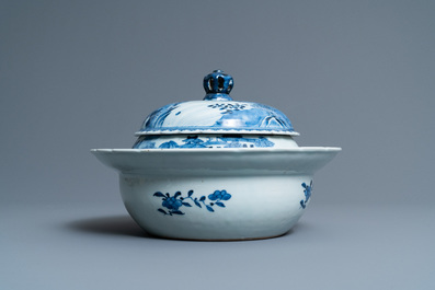 Een zeldzame Chinese blauw-witte scheepsterrine, Qianlong