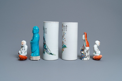 Twee Chinese famille rose hoedensteunen en vier diverse figuren, 19/20e eeuw
