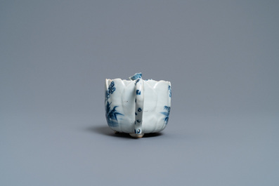 Une th&eacute;i&egrave;re tripode couverte en porcelaine de Chine en bleu et blanc en forme de lotus, Kangxi