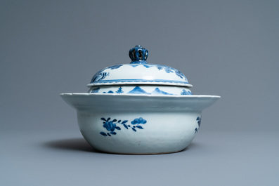 Een zeldzame Chinese blauw-witte scheepsterrine, Qianlong