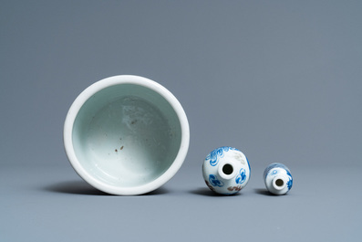 A pair of Chinese blue and white dishes, a brush pot and two snuff bottles, 18/19th C.
