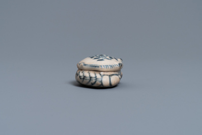 A Vietnamese or Annamese blue and white 'crab' box and cover, 15/16th C.