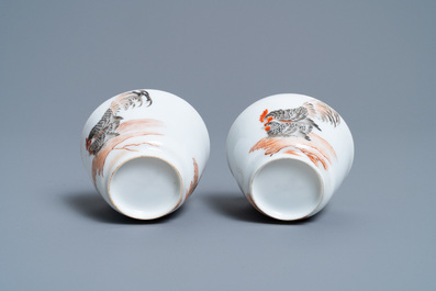 Een paar Chinese grisaille koppen en schotels met een haan en een hen, Yongzheng