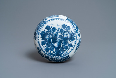 A Chinese blue and white box and cover, Kangxi