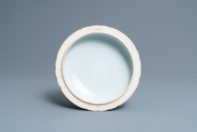 Een zeldzame Chinese blauw-witte scheepsterrine, Qianlong