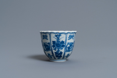Een Chinese blauw-witte 'Bajixiang' wijnkop, Kangxi