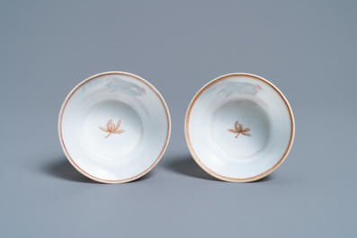 Een paar Chinese grisaille koppen en schotels met een haan en een hen, Yongzheng