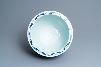 Un aquarium en porcelaine de Chine en bleu et blanc, 19&egrave;me
