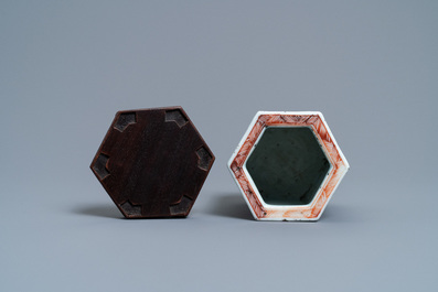 Een Chinese hexagonale famille rose penselenbeker met herten en antiquiteiten, Yongzheng