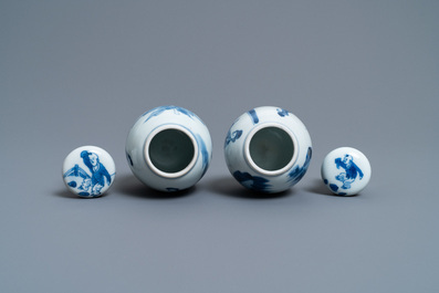 Twee Chinese blauw-witte theebussen met deksels, Kangxi