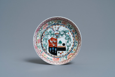 Een Chinese famille rose kop en schotel met wapendecor, Yongzheng