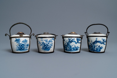 Vier Chinese blauw-witte 'Bleu de Hue' waterpijpen voor de Vietnamese markt, 19e eeuw