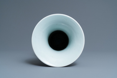 Un vase de forme 'yenyen' en porcelaine de Chine en bleu et blanc, Kangxi