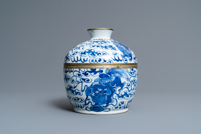 Een Chinese blauw-witte dekselkom met boeddhistische leeuwen, 19e eeuw