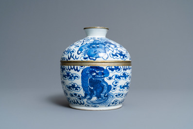 Een Chinese blauw-witte dekselkom met boeddhistische leeuwen, 19e eeuw