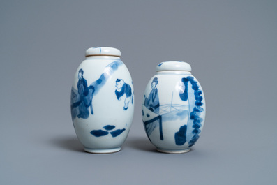 Twee Chinese blauw-witte theebussen met deksels, Kangxi