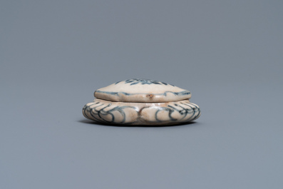 A Vietnamese or Annamese blue and white 'crab' box and cover, 15/16th C.