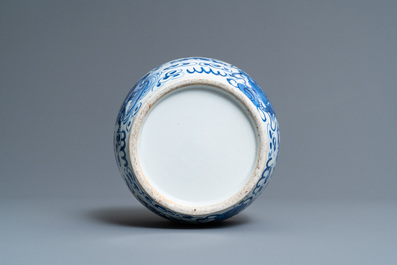 Een Chinese blauw-witte dekselkom met boeddhistische leeuwen, 19e eeuw