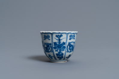 Een Chinese blauw-witte 'Bajixiang' wijnkop, Kangxi