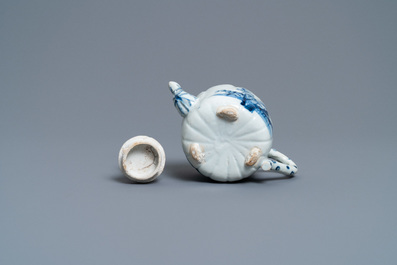 Une th&eacute;i&egrave;re tripode couverte en porcelaine de Chine en bleu et blanc en forme de lotus, Kangxi