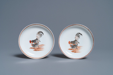 Een paar Chinese grisaille koppen en schotels met een haan en een hen, Yongzheng
